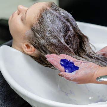 How to lighten hair naturally 