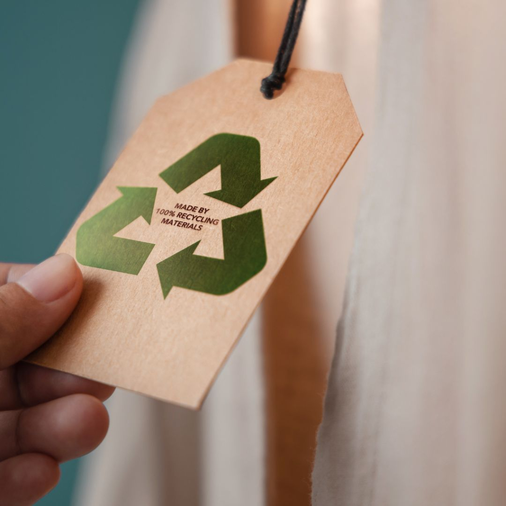 ¿Cómo elaborar ropa con materiales reciclados?