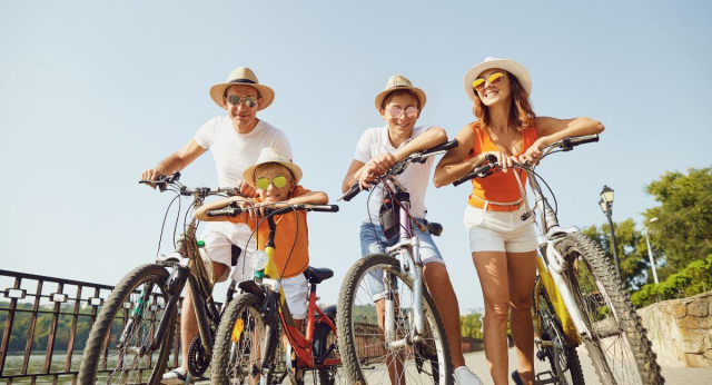 When do mid-year vacations start in Peru? 