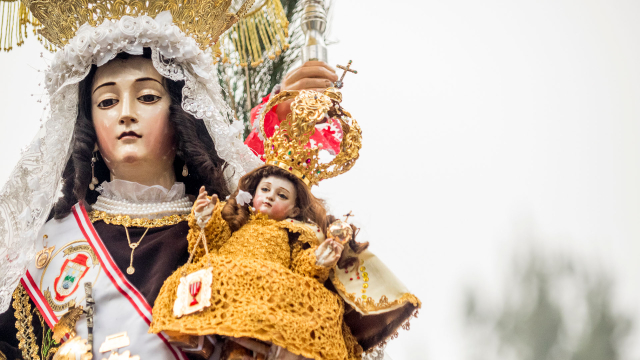 Why is the Day of the Virgin of Carmen celebrated on July 16 in Peru? 