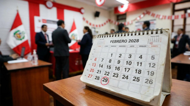 calendario de hojas con el 29 de febrero resaltado sobre un fondo rojo y blanco que ilustra el año bisiesto 2028 en el Perú y sus feriados fijos