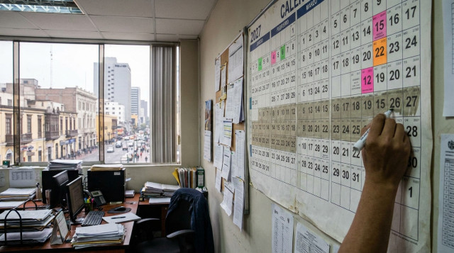 calendario de pared con los días de trabajo corrido entre feriados de 2027 marcados con colores en Lima, Perú