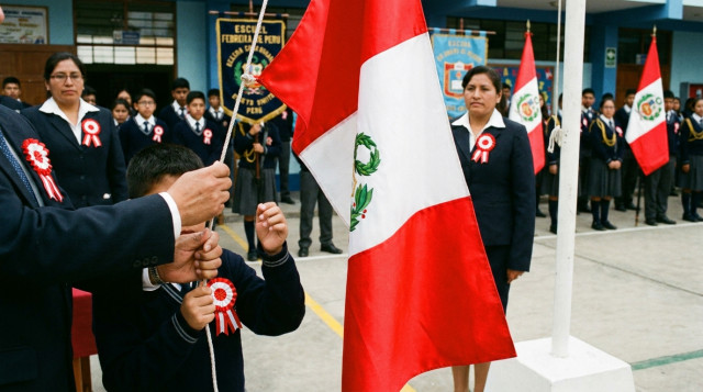 primer plano de manos izando una bandera peruana en un acto escolar, con escarapelas visibles en la solapa de los asistentes y estandartes al fondo, iluminación diurna clara