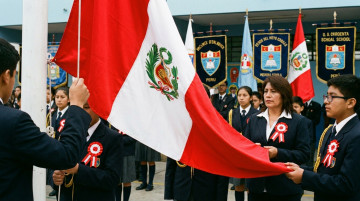 Insignias y objetos cívicos en las fiestas peruanas: origen, significado y gestos asociados