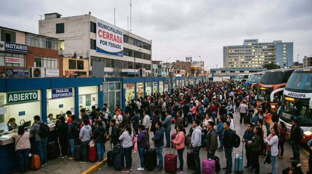 terminal terrestre de Lima con pasajeros y buses interprovinciales en vísperas de un feriado largo, ilustrando qué atiende y qué cierra en un feriado en el Perú