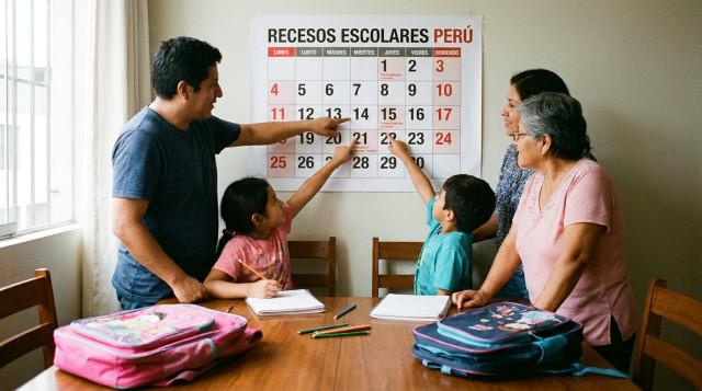 familia peruana revisando un calendario de recesos escolares en el Perú con mochilas y cuadernos sobre la mesa