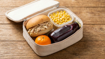 Alimentos económicos y nutritivos para armar una lonchera escolar saludable que aporte energía a los niños