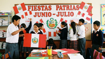Cómo organizar un periódico mural escolar para las celebraciones de junio y julio en Perú