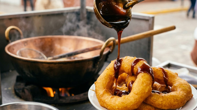 Cómo preparar picarones peruanos crujientes y el secreto de la miel de chancaca con frutas