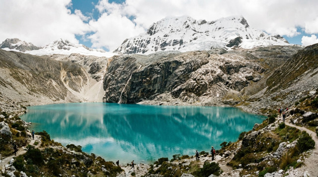 Vista panorámica de la Laguna 69 con sus aguas turquesas y el nevado Chacraraju al fondo en el Parque Nacional Huascarán