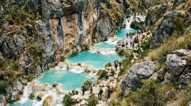Vista panorámica de las pozas escalonadas de las Aguas Turquesas de Millpu en Ayacucho rodeadas de formaciones rocosas