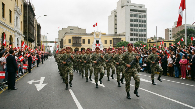 Soldados de la compañía histórica Chavín de Huántar marchando con paso firme durante la Gran Parada y Desfile Cívico Militar en la Avenida Brasil