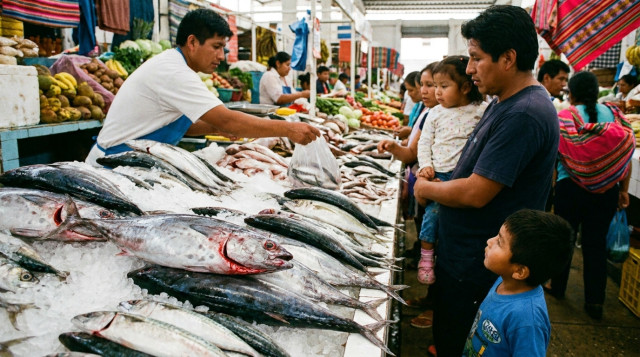 Un puesto de mercado peruano con pescados frescos como bonito y jurel sobre hielo, mostrando sus ojos brillantes y agallas rojas