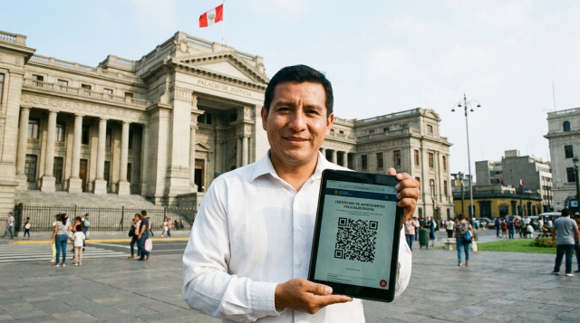 Un ciudadano peruano visualizando su certificado de antecedentes policiales digital con código QR en la pantalla de una tablet frente al Palacio de Justicia en Lima