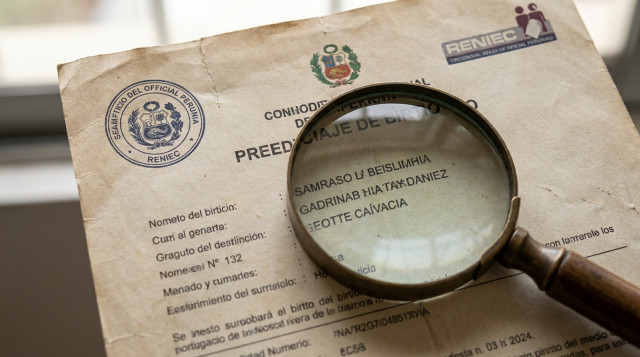 Un primer plano de un acta de nacimiento peruana oficial con un sello del Reniec y una lupa enfocando los nombres y apellidos para representar la rectificación de datos