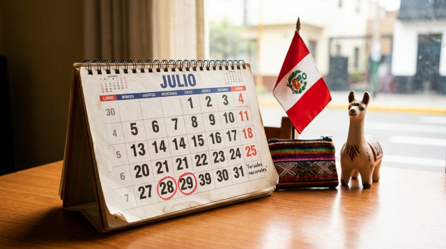 calendario de pared del Perú abierto en julio con resaltado en rojo de 28 y 29 de julio, texto pequeño 'Feriados nacionales' y elementos peruanos como la bandera y un calendario de