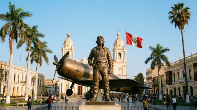 Monumento a José Abelardo Quiñones en la Plaza de Armas de Chiclayo con el cielo azul de fondo