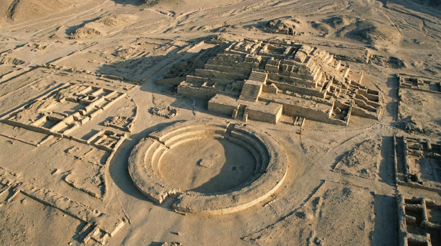 Vista aérea de la Ciudad Sagrada de Caral mostrando la Pirámide Mayor y la plaza circular hundida en medio del desierto del valle de Supe