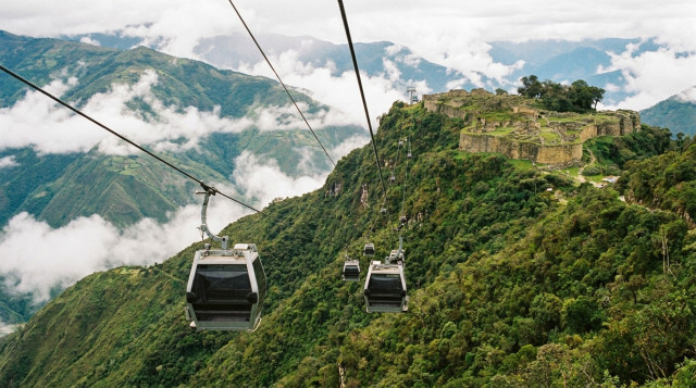 Vista de las telecabinas del teleférico de Kuélap sobrevolando las montañas verdes de Amazonas hacia la fortaleza
