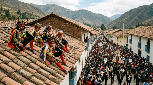 Danzantes de la comparsa Saqra observando la procesión de la Virgen del Carmen desde los techos de tejas en Paucartambo