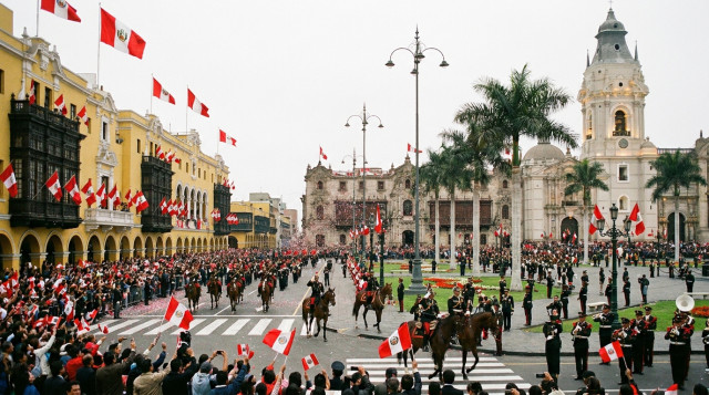 Plaza de Armas de Lima decorada con banderas peruanas durante las celebraciones de julio por el mes patrio