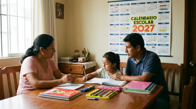 padres consultando un calendario escolar en una mesa con útiles escolares, resaltando la palabra