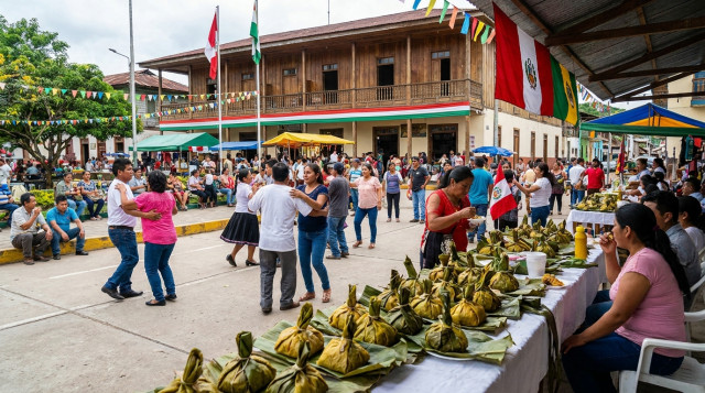 Plaza pública de una ciudad de la selva peruana durante la celebración de San Juan, con puestos de juanes, banderas y gente participando en la plaza