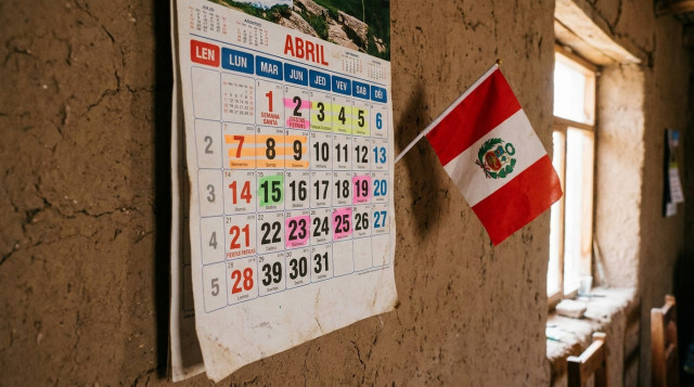 fotografía de un calendario de pared marcado con resaltadores en colores sobre las fechas de Semana Santa y Fiestas Patrias, con una pequeña bandera del Perú al costado