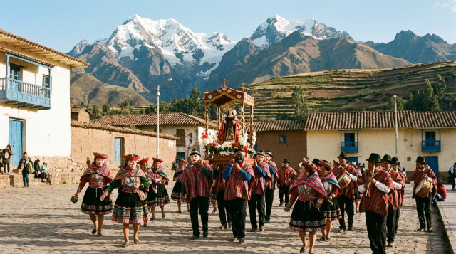 plaza de pueblo andino con procesión tradicional y montañas al fondo, mostrando la relación entre la ceremonia y la geografía local, luz de tarde clara