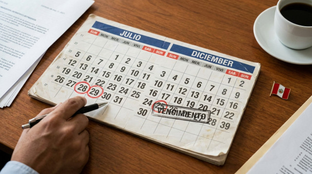 calendario impreso sobre una mesa con marcadores rojos en las fechas 28 y 29 de julio y 25 de diciembre, con un sello que diga 'VENCIMIENTO' y una mano señalando el día