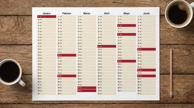 calendario anual del Perú en una hoja, con los tramos largos sin marcar en color claro y los feriados nacionales resaltados en color fuerte, título