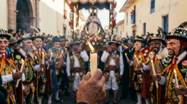 Procesión de la Virgen de la Candelaria en Puno con velas y trajes tradicionales, primer plano de una vela encendida