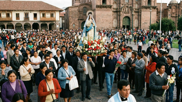 procesión o misa comunitaria en una plaza peruana bajo el título Inmaculada Concepción, gente con flores y velas, ambiente diurno