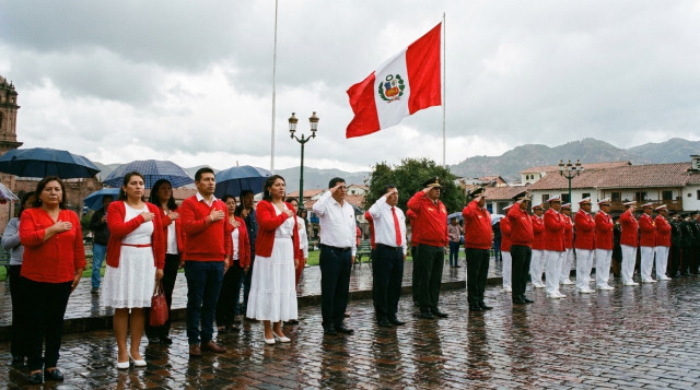 personas en un acto cívico en la plaza principal, con la bandera del Perú ondeando al fondo y ciudadanos vistiendo camisetas rojas y blancas, enfoque en gestos de respeto y formaci