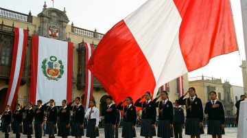 Símbolos y gestos del Día de la Bandera en el Perú: colores, emblemas y procedencia